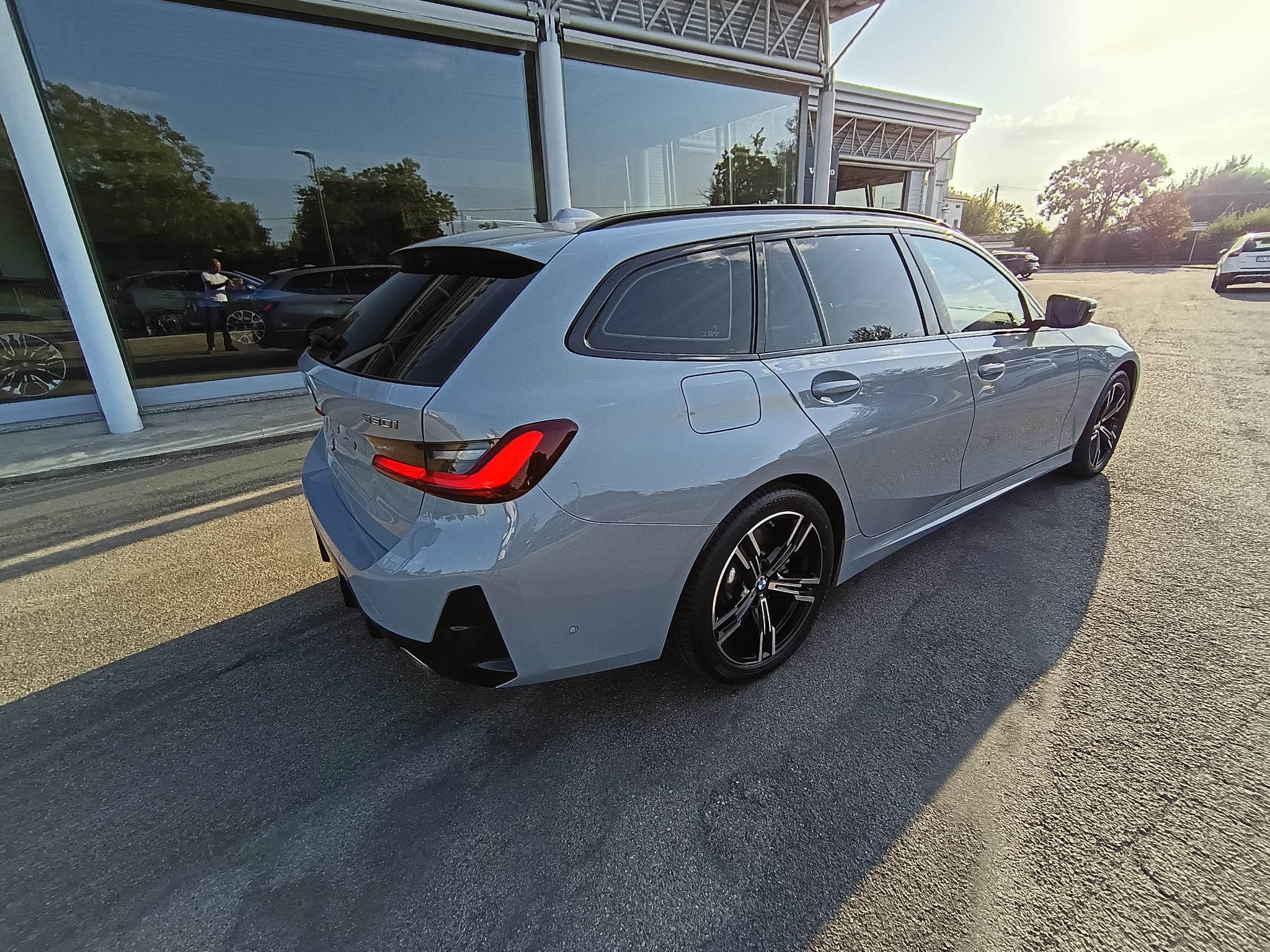 BMW 330i Touring XDrive MSport Auto - immagine 8