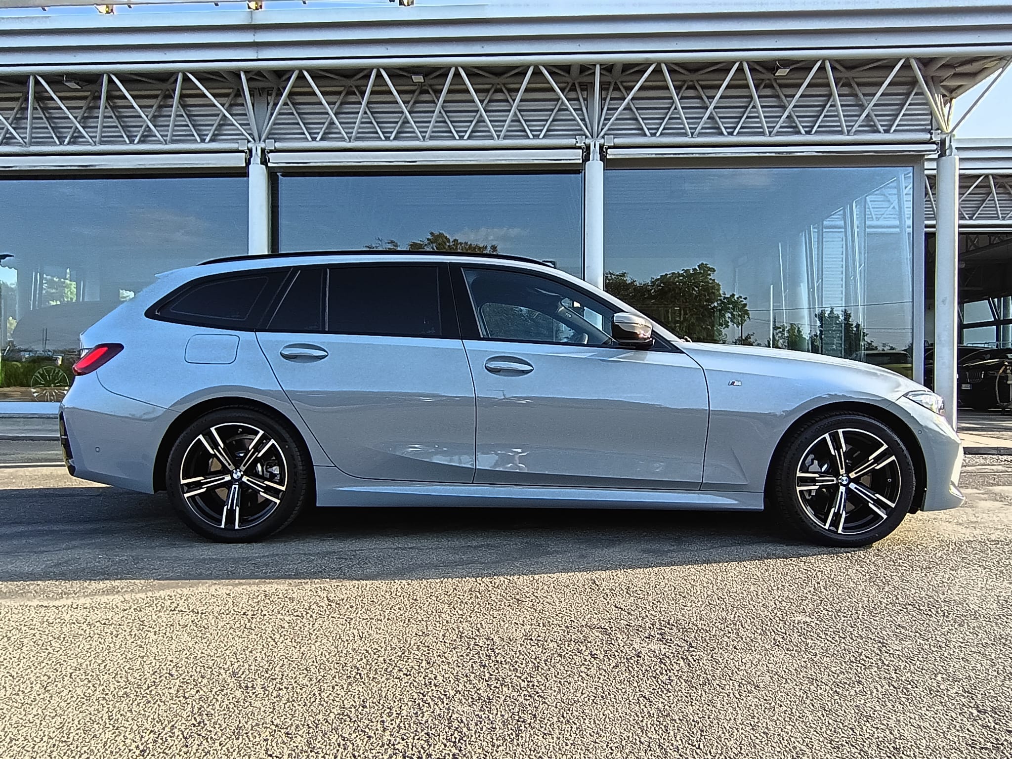 BMW 330i Touring XDrive MSport Auto - immagine 4